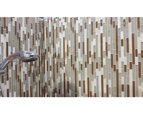 Perete mozaic cu duș de mână în baie