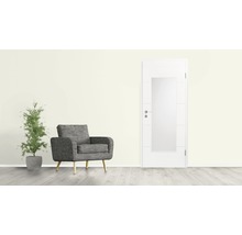 Vedere a unei camere cu fotoliu, plantă de interior și ușă interioară cu inserție de sticlă