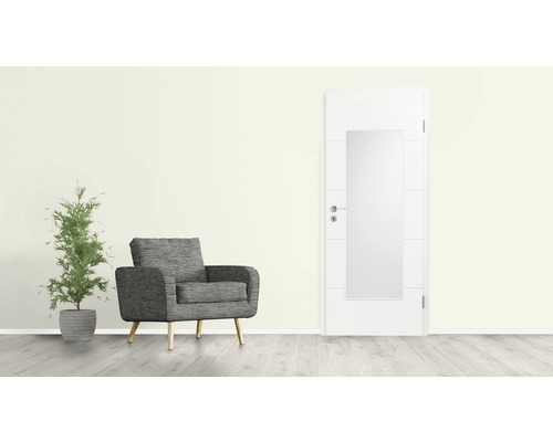 Vedere a unei camere cu fotoliu, plantă de interior și ușă interioară cu inserție de sticlă