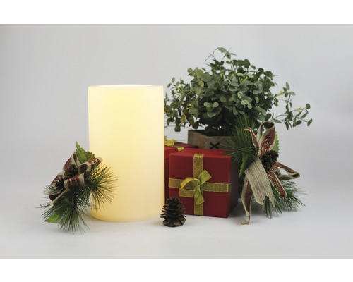 Scenă decorativă cu lumânare, cadou și plantă