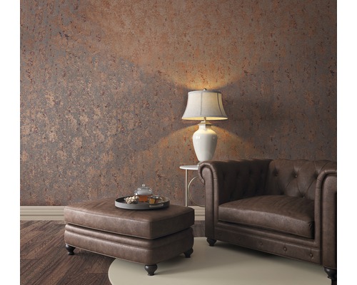 Cameră de zi cu fotoliu Chesterfield, otoman, lampă de masă și tapet cu model pentru o atmosferă confortabilă