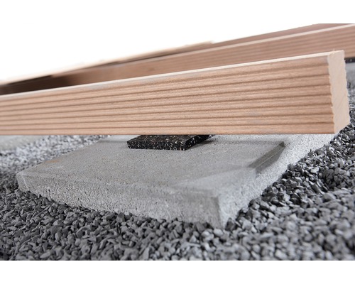 Structură suport terasă din lemn pe plăci de beton cu suporturi din granule de cauciuc