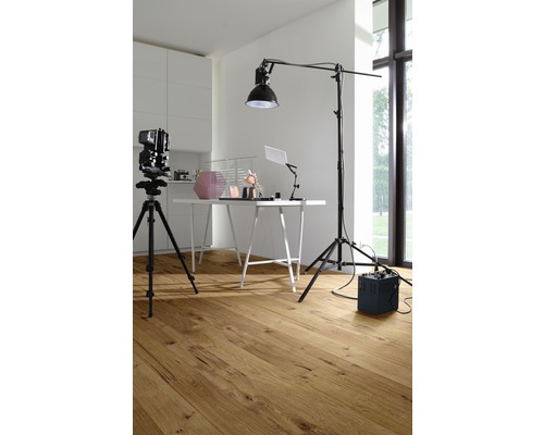 Studio foto cu trepied, iluminare și podea din lemn