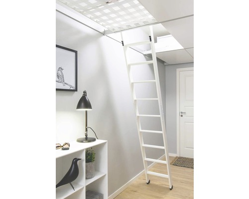 Scară de pod din metal într-o cameră luminoasă cu decor minimalist.