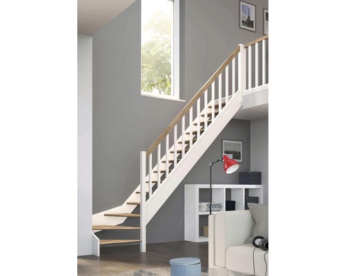 Scară din lemn cu balustradă albă într-o cameră mobilată modern.