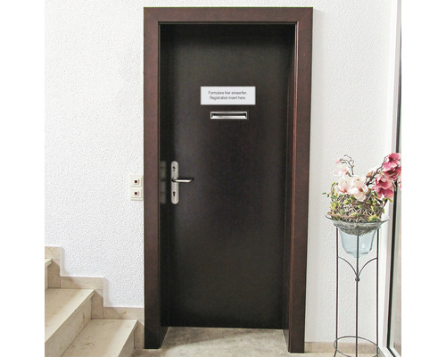 Ușă de cameră cu fantă pentru scrisori și panou informativ