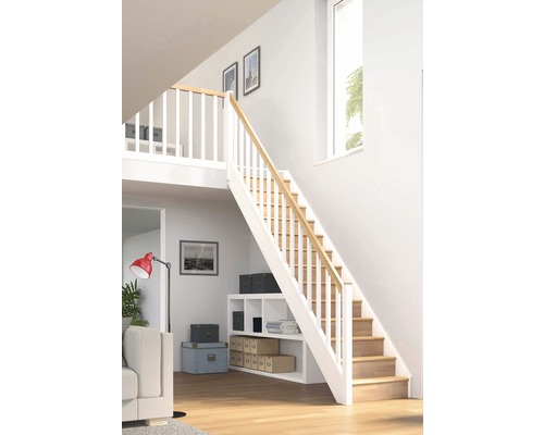 Cameră luminoasă cu scară din lemn, balustradă albă și element de raft sub scară.