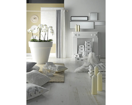 Decor de living cu orhidee, perne, covor, lumânări și lumini decorative