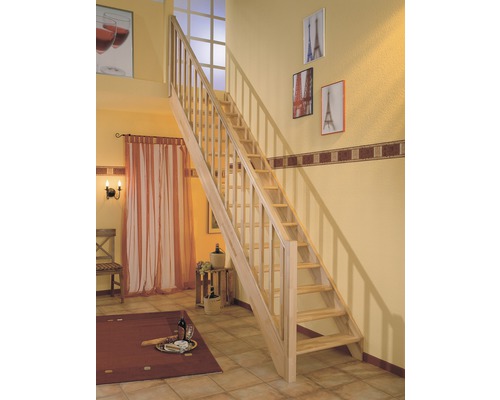 Scară din lemn într-un spațiu de locuit cu decorațiuni și mobilier