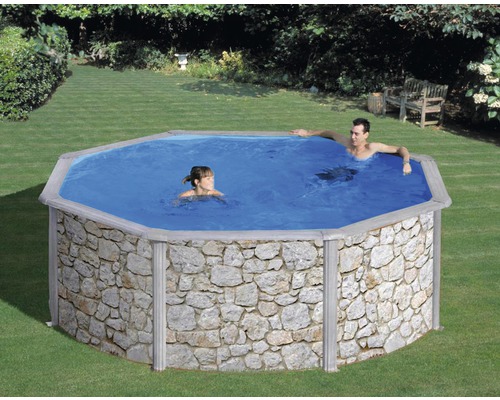 Piscină octogonală cu placaj din piatră și două persoane în grădină