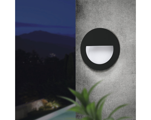Lumină de perete rotundă pentru iluminat exterior pe un perete de beton