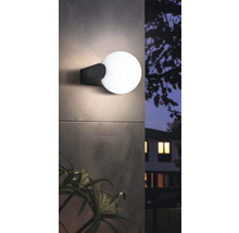 Lumină modernă de perete pentru exterior cu abajur sferic.