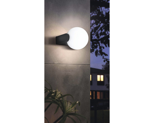 Lumină modernă de perete pentru exterior cu abajur sferic.