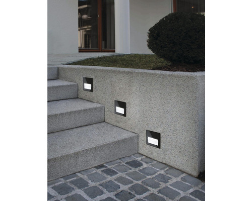 Scară cu aplice de perete cu LED integrate pentru iluminat exterior