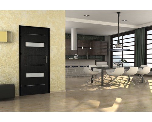 Ușă de interior din lemn cu inserții de sticlă într-un spațiu de locuit modern