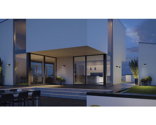 Fațadă modernă de casă cu iluminat exterior, terasă și grădină