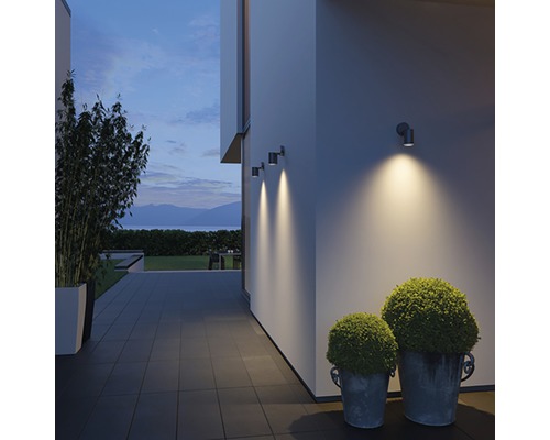 Spațiu exterior cu lămpi de perete, plante și cer de seară