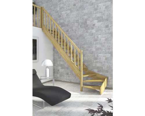 Scară din lemn cu balustradă într-un spațiu de locuit modern