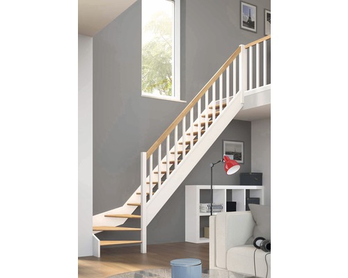 Scară cu trepte din lemn și balustradă albă într-un spațiu de locuit modern.