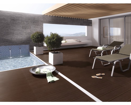 Terasa cu plăci de lemn, piscină și șezlonguri