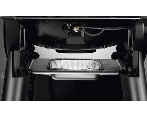 Imagine din interiorul unui grătar cu cărbune cu tavă de scurgere a grăsimii din aluminiu.