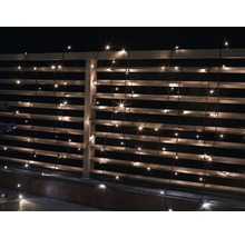 Ghirlandă luminoasă decorativă cu șuvițe atârnate pe o balustradă