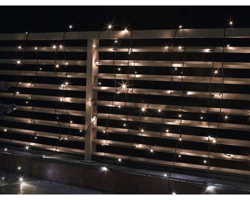 Ghirlandă luminoasă decorativă cu șuvițe atârnate pe o balustradă