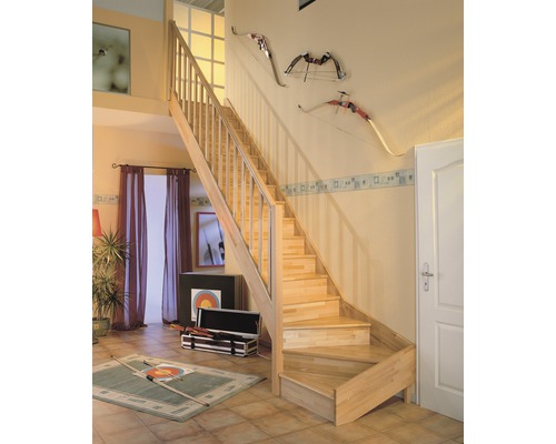 Scară din lemn cu balustradă în zona de living cu țintă și arc