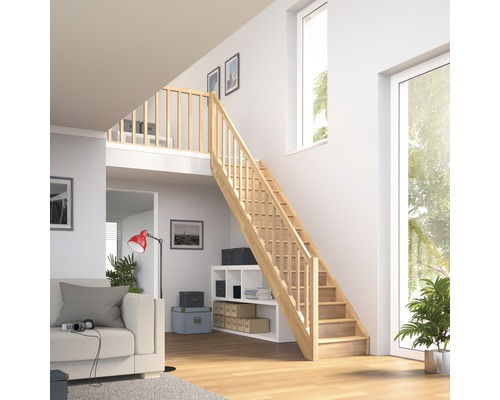 Scară din lemn deschis la culoare într-un spațiu de locuit modern, cu tavane înalte și ferestre mari.