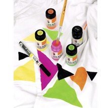 Vopsele textile neon și un marker textil pe o țesătură albă