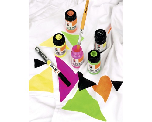 Vopsele textile neon și un marker textil pe o țesătură albă