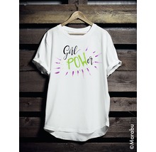 Tricou cu imprimeu Girl Power pe un umeraș în fața unui perete de lemn