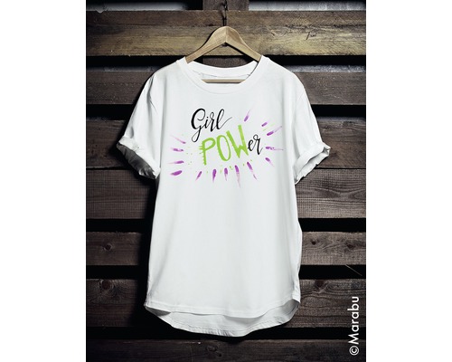 Tricou cu imprimeu Girl Power pe un umeraș în fața unui perete de lemn