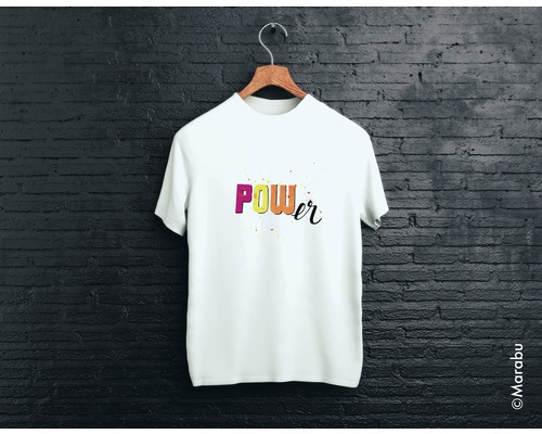 Tricou alb cu inscripția Power pe un umeraș în fața unui zid de cărămidă