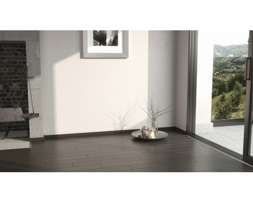 Cameră luminoasă cu podea din lemn închis la culoare, șemineu deschis și vedere spre verdeață