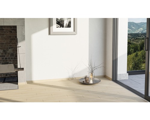 Cameră luminoasă cu șemineu pentru grătar, podea de parchet și vedere la verdeață