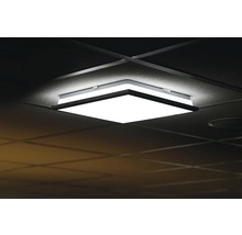 Lumină de plafon de formă pătrată pe un tavan