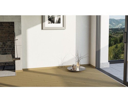 Cameră luminoasă cu podea din lemn, zonă de grătar și vedere spre verdeață