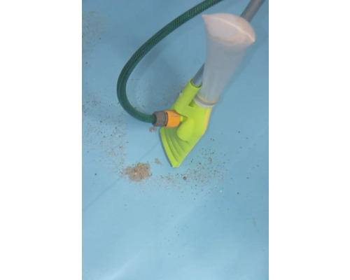 Curățător de piscină în acțiune pentru curățarea unei piscine