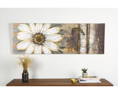 Pictură cu motiv floral deasupra unei comode