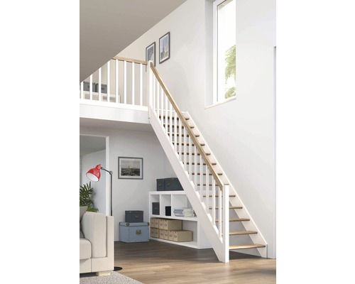 Vedere a unei camere cu scară cu raft de depozitare, trepte din lemn și balustradă albă