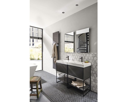 Baie cu lavoar dublu, calorifer portprosop, oglinzi și faianță hexagonală