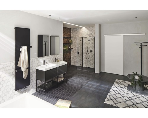 Baie modernă cu duș, chiuvetă și calorifer