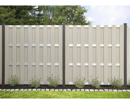 Gard din lemn cu stâlpi