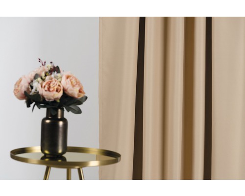 Șaluri decorative în sufragerie cu un buchet de flori într-o vază pe o măsuță laterală.