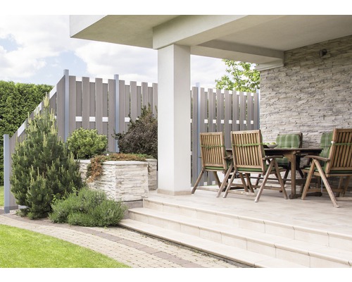 Terasa cu gard din lemn, masă de piatră și scaune