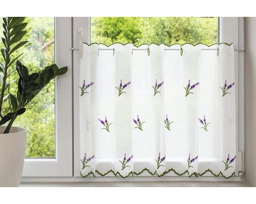 Cortină cu broderie de lavandă în fața unei ferestre