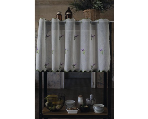 Scenă de bucătărie cu perdele cu broderie de lavandă, veselă și borcane de provizii pe un raft