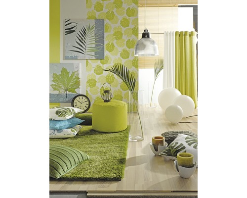 Design luminos al camerei cu textile verzi, covor, perne și picturi murale cu motive vegetale