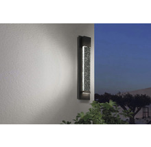 Lumină de perete exterioară cu element de sticlă pe un perete